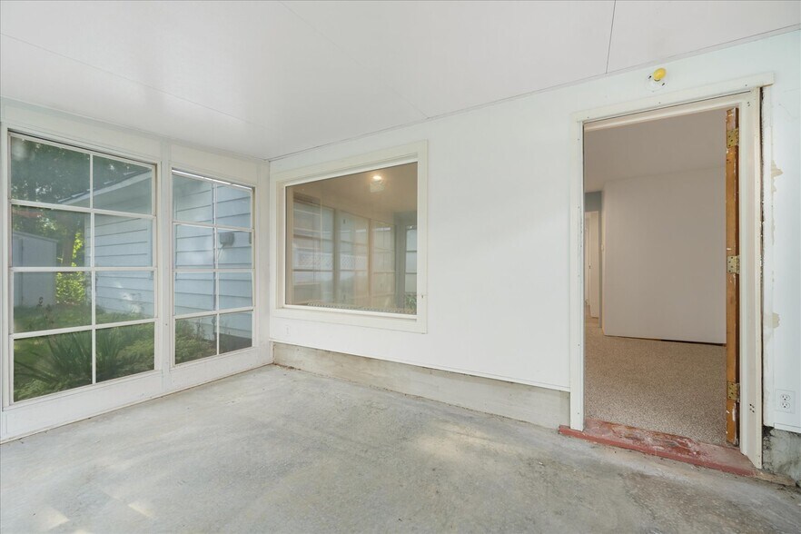 Building Photo - 9453 Maynard Dr