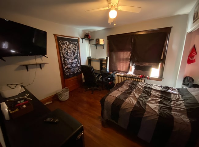 Building Photo - 4 Bedroom House Located Near UC's Campus