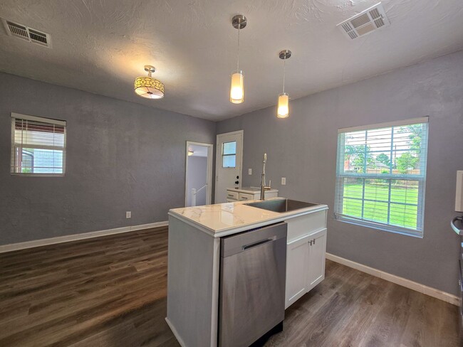 Building Photo - Cute 2 or 3 bedroom 1 bath near OBU