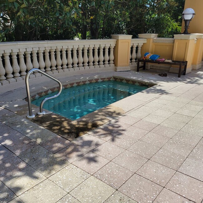 Building Photo - DOWNTOWN SARASOTA ANNUAL TURNKEY FURNISHED...