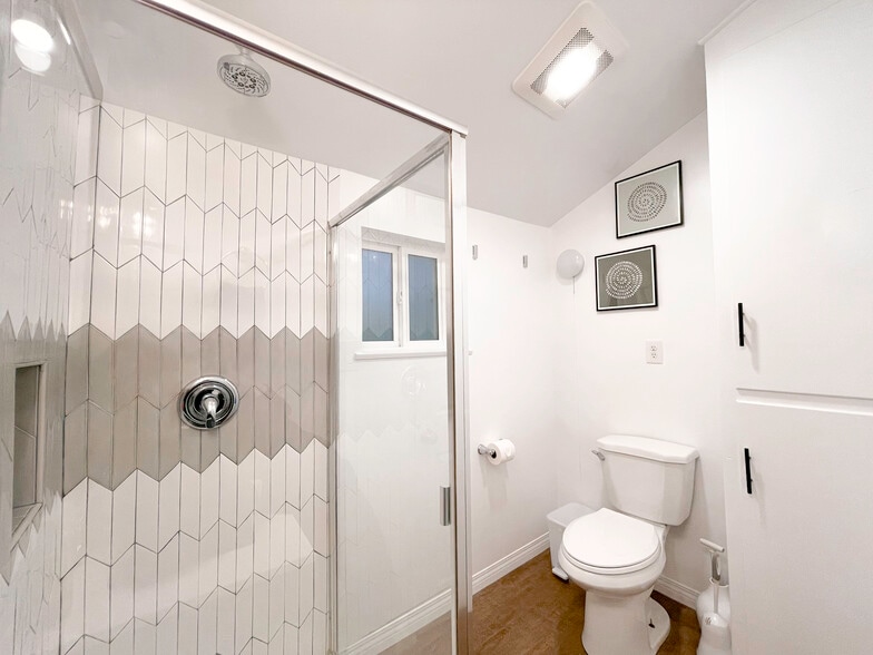 Full Bathroom, upstairs View from the sink - 4746 W 159th St
