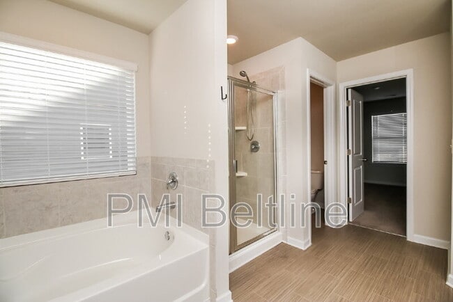 Building Photo - 1220 Hawthorne Tr