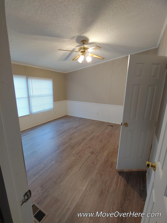 Building Photo - 402 Country Walk Ln