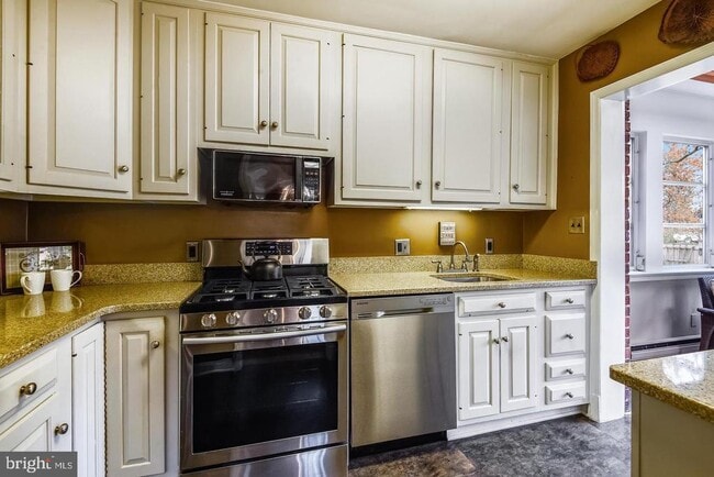 Building Photo - 1727 Oakcrest Dr