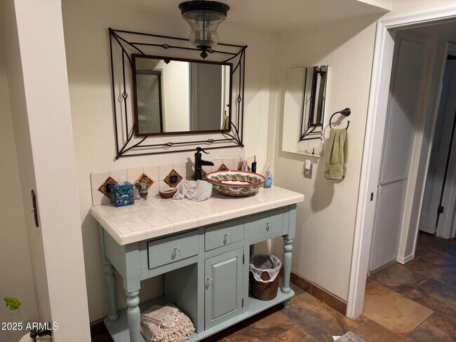 Building Photo - 1009 N Villa Nueva Dr