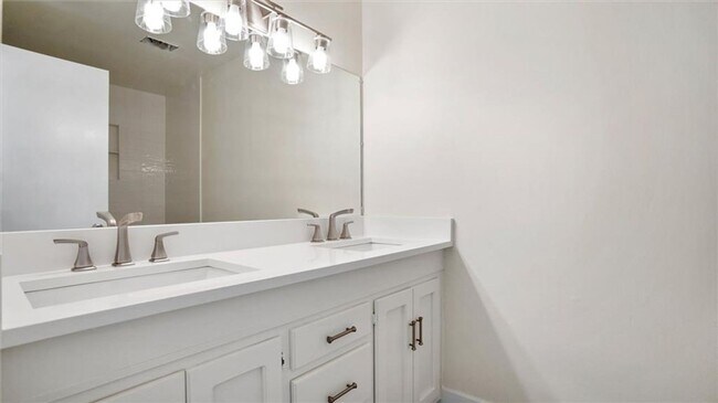 Building Photo - Renovated Waterfront Home