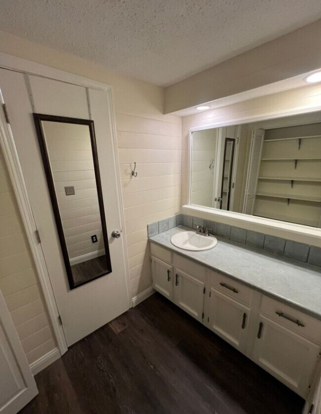 Building Photo - Coming Soon! Spacious 3-Bed, 2-Bath Home i...