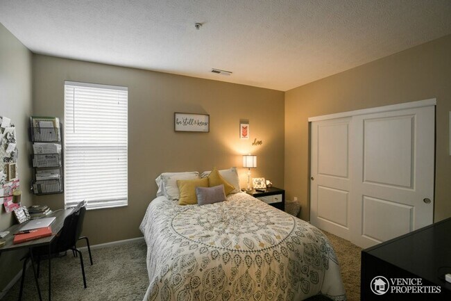 Building Photo - Two Bedroom with Garage near Grandview