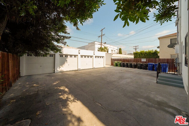 Building Photo - 614 N Genesee Ave