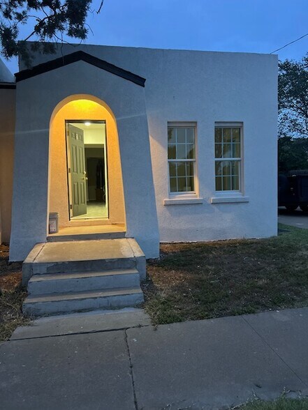 Building Photo - 1220 W 16th Ave