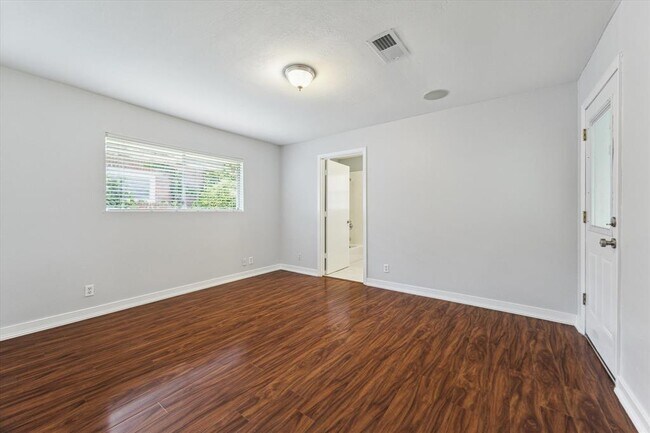 Building Photo - 9711 Long Branch Ln