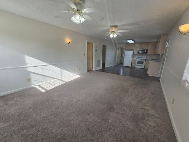 Building Photo - New Listing!!