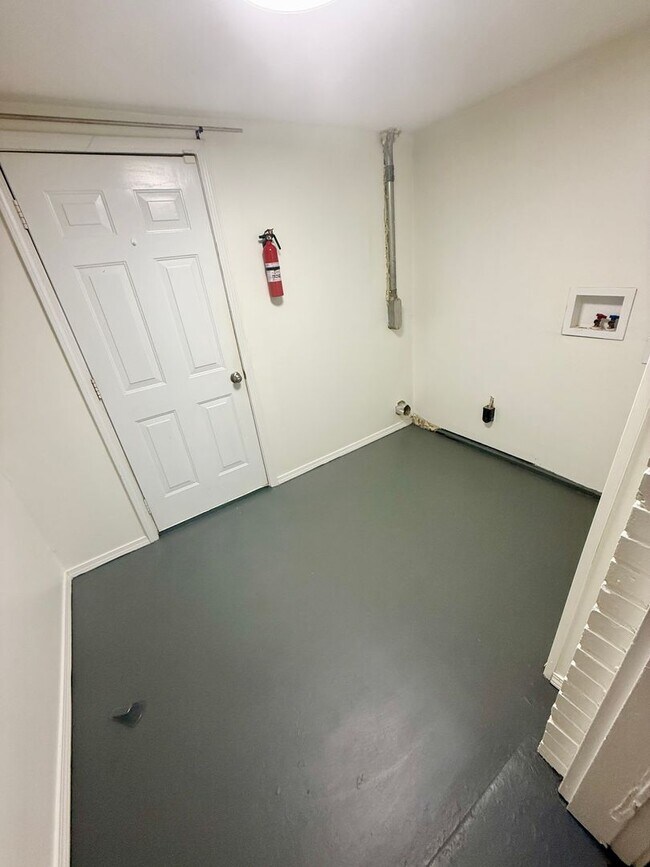 Building Photo - 902 Gibson Dr