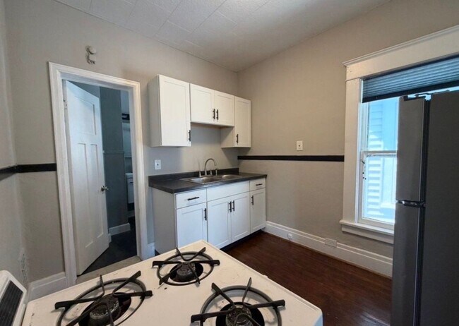 Building Photo - 1042 Elmwood Ave