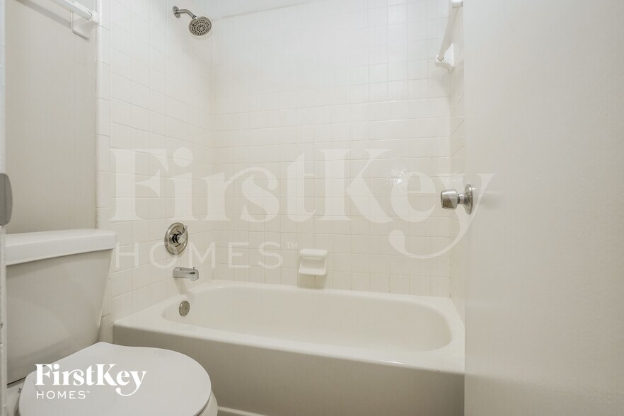 Building Photo - 10625 Wyndcliff Dr