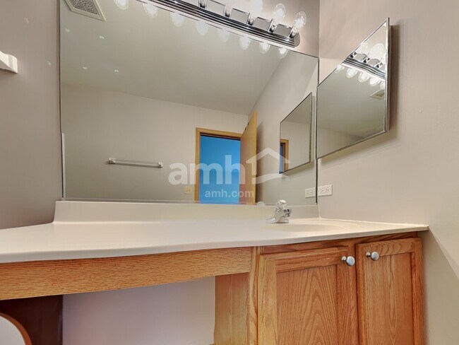 Building Photo - 233 E Cobbler Ct