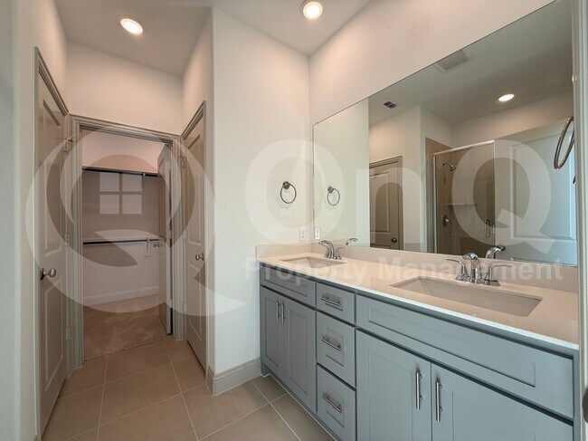 Building Photo - 904 Santa Lucia Dr