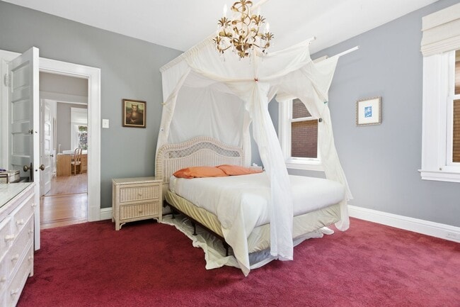 Building Photo - Stunning 5 Bedroom 2.5 Bathroom Home in Squirrel Hill