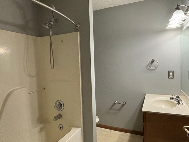 Building Photo - 3-Bed 2-Bath Fenced Yard Ranch Home