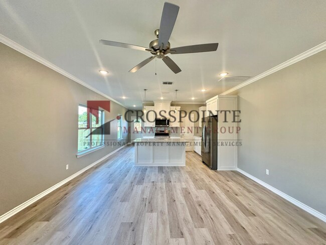 Building Photo - 3 Bedroom 2.5 Bathroom Townhomes at Villa Rosa!