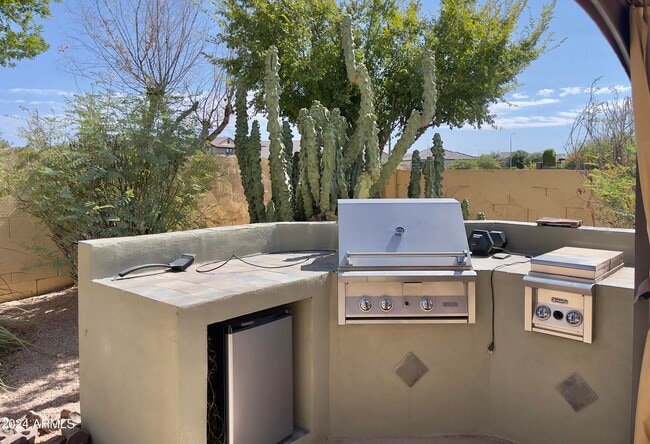 Building Photo - 633 S Danyell Dr