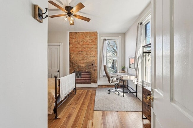 Building Photo - 340 W 9th St