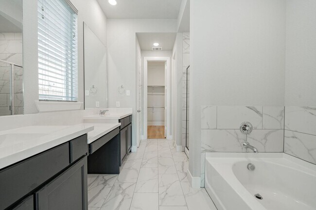 Building Photo - Stunning 4-bedroom, 3-bathroom home locate...