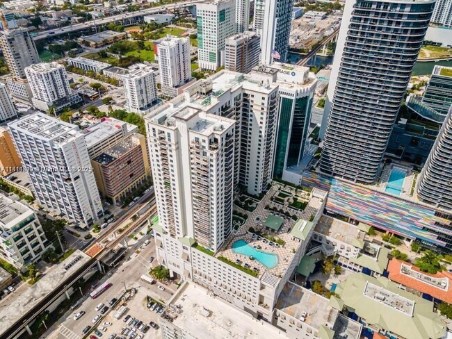 Building Photo - 999 SW 1st Ave