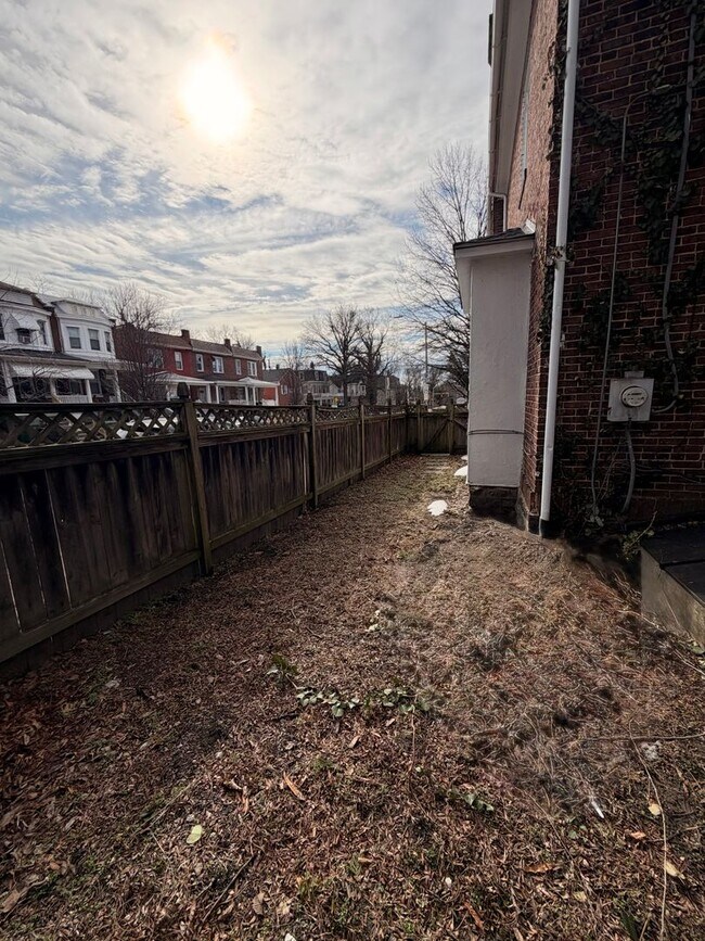 Building Photo - Huge townhome available. Four bedrooms three bath.