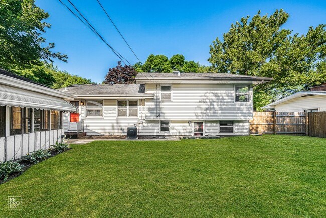 Building Photo - Three bedroom single family home close to ...