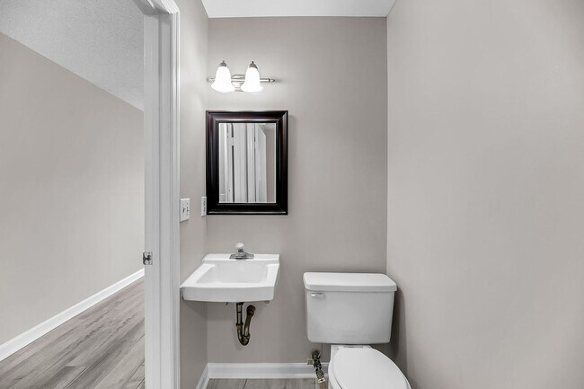 Building Photo - 2 Bedroom, 2.5 Bath Home with Flex Room on...