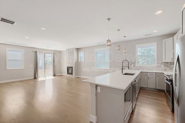 Building Photo - 758 S Leyden St