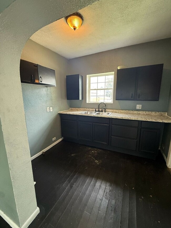 Building Photo - 3 bedrooms 1 bath