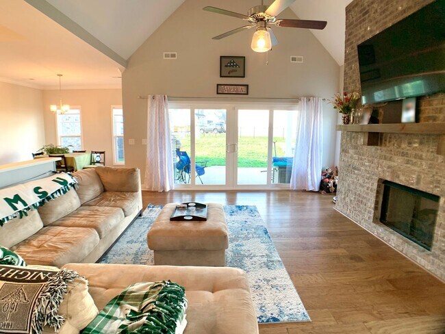 Building Photo - 585 Dexter Dr