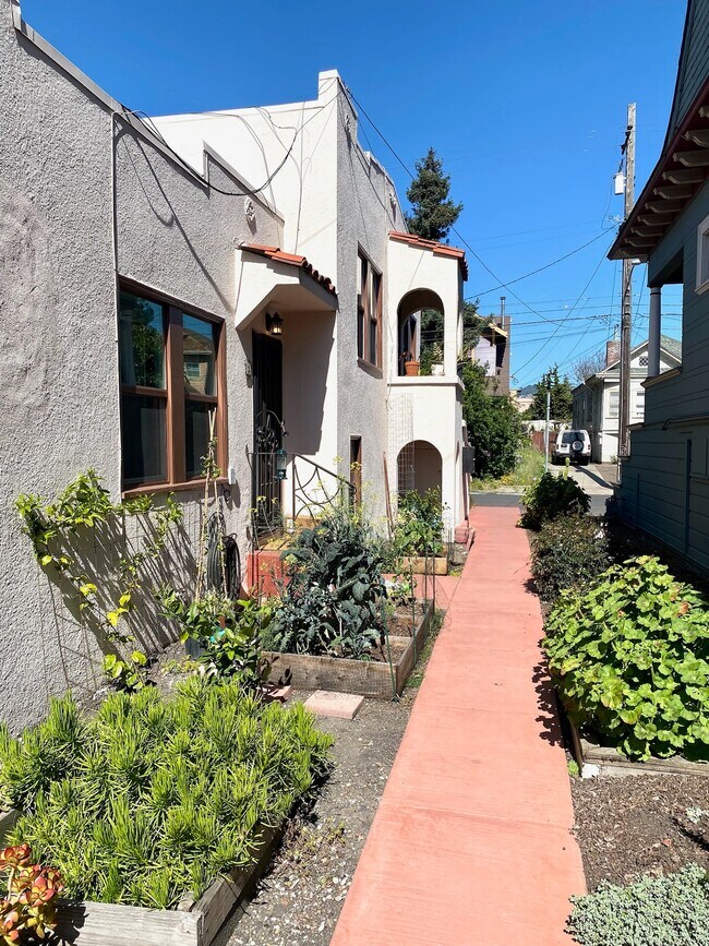 Building Photo - 5715 Genoa St