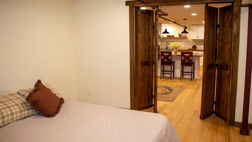 Building Photo - 423 W 1st Ave