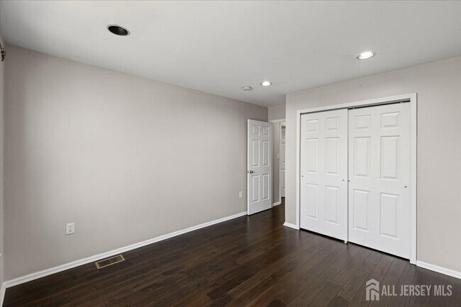 Building Photo - 302 Wellington Park Dr