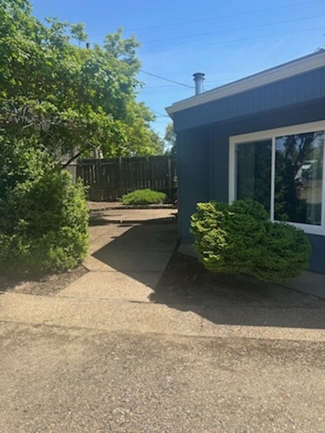 Building Photo - Available Now!  One level 2 Bedroom and 2 Bath Home