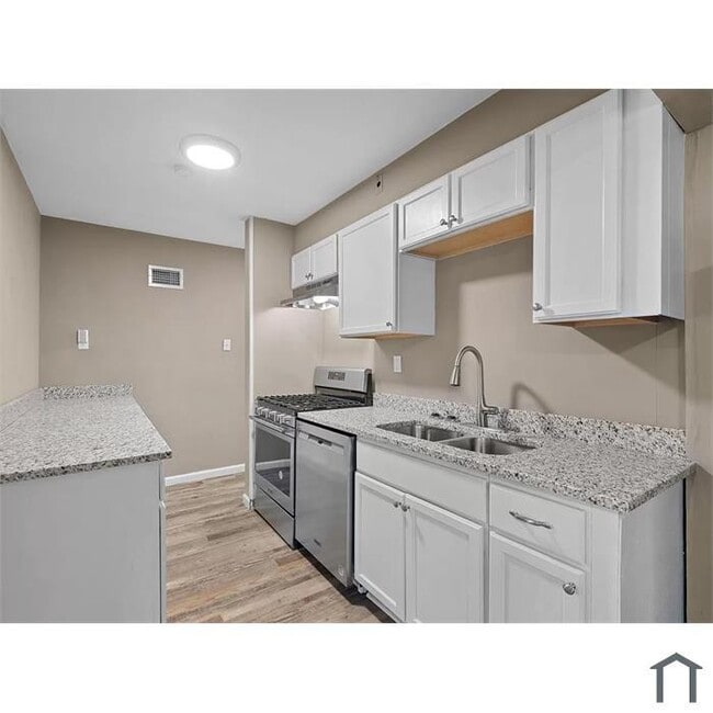 Building Photo - "Charming Updated  3 Bed, 1 Bath Home in B...