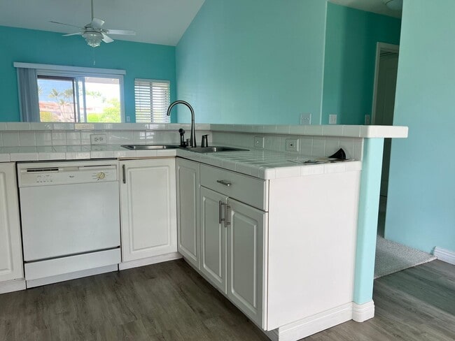 Building Photo - 2 Bedroom 2 bath unfurnished top floor condo