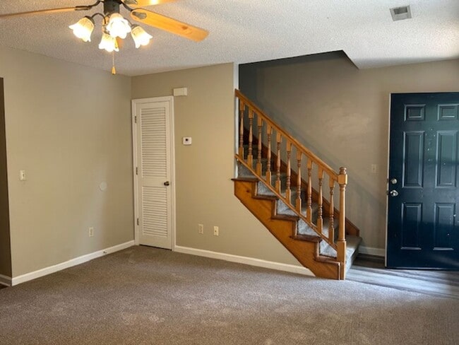 Building Photo - Mallwood- 2 Bedroom, 1.5 Bath Townhouse-$2...