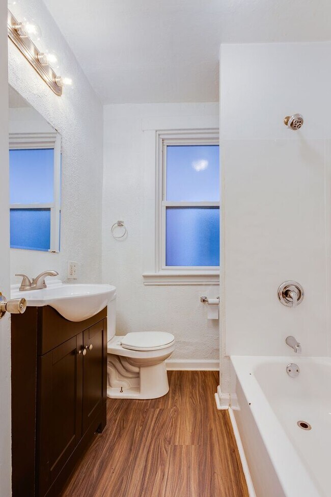 Building Photo - 406 Kingsboro St