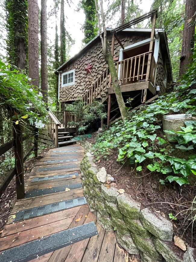 Primary Photo - One bedroom Private Hilltop home washer, d...