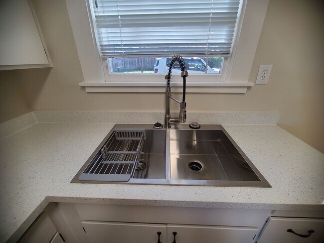 Building Photo - Action Properties R.E.S. Inc offering Central Roseville 2 Bed, 1bath  Carport Parking, Large yard...