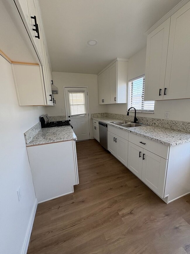 Building Photo - Gorgeous Remodeled 4 bedrooms 2 Bathroom.
