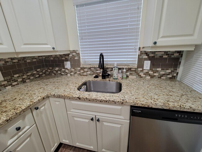 Building Photo - 1340 NE 28th Ave