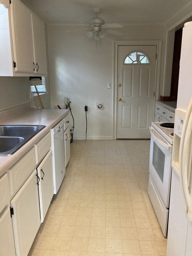 Building Photo - 2/1 Home in Garden Lakes $995.00