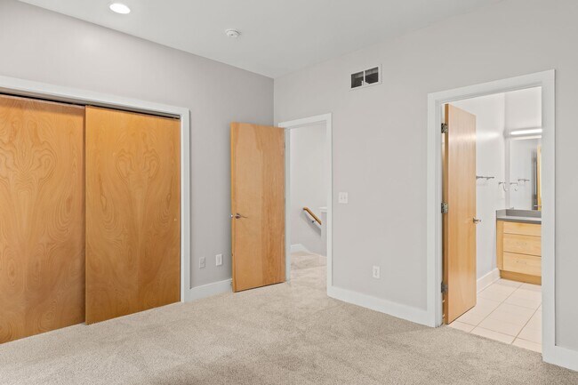 Building Photo - RARE 2 Bed, 2 1/2 Bath Townhome with Garage!