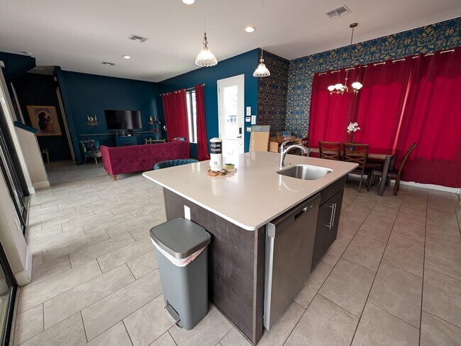 Building Photo - Beautiful Executive 4 Bed 3 Bath Home in Davenport!