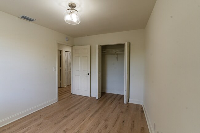 Building Photo - Spacious 2 Bedroom, 2 Bathroom Condominium...